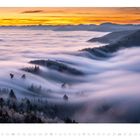 „Oktober“ und Zahlen von 01 bis 31 unten. Nebel umhüllt bewaldete Hügel, darüber ein leuchtender Sonnenuntergang.