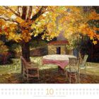 Gemälde eines herbstlichen Gartens mit Tisch und Stühlen unter einem Baum mit goldenen Blättern. Kalenderdetails unten.