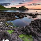 Text: "Giant's Causeway, Northern Ireland". Kalender mit Datum. Landschaft mit charakteristischen Basaltsäulen und ruhigem Meer.
