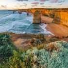 Taste Text: "Twelve Apostles bei Port Campbell in der Dämmerung, Australien." Die Küste ist mit imposanten Felsformationen und Wellen zu sehen. Unten Kalender für Oktober.