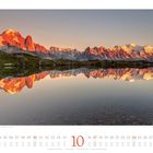 Oktoberkalender mit Mont-Blanc-Berglandschaft, Sonnenaufgangslicht beleuchtet die Berge, gespiegelt in einem ruhigen See.