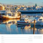 Boote im Hafen von Hafnarfjörður. Kalenderseite für Februar. Verzierter Hafen mit Schneelandschaft und Kirche im Hintergrund.