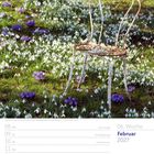 06. Woche, Februar 2027. Kalender mit rustikalem Stuhl auf Wiese, umgeben von Schneeglöckchen und Krokussen.