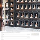 Kalenderseite für Februar. Buddha-Statuen in Regalen, stilvolle Laternen, Notizen zu Rosenmontag, Faschingsdienstag und Aschermittwoch.