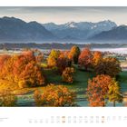 10, Blick auf die Zugspitze (2962 m) Bayern, Deutschland. Herbstlandschaft mit buntem Laub, grünen Feldern und Bergen.