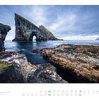 „10“, „Naturschauspiel: Drangarnir am Meer, Färöer-Inseln“, felsige Küste mit natürlichem Steinbogen im Meer. Kalenderansicht.