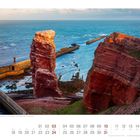 Sonnenaufgang über der "Langen Anna" auf Helgoland, Deutschland. Eine beeindruckende rote Felsformation am Meer. Kalenderzahlen unten.