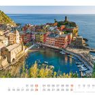 Vernazza in den Cinque Terre – Ligurien; Kalenderblatt für Oktober; Küstendorf mit bunten Häusern am Meer.