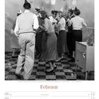 Kalenderblatt Februar 2027, Woche 6. Foto zeigt tanzende Menschen in 1950er-Jahre-Partyhüten mit Luftballons und Konfetti.