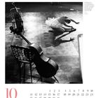 Text über eine Ballettaufführung von Claude Bessy. Tänzerin in weißem Tutu, Geige an einem Stuhl gelehnt. Kalenderblatt.