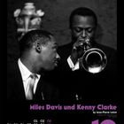 Miles Davis und Kenny Clarke, tête-à-tête. Schwarz-weiß, beide im Anzug. Kalender unten mit lilafarbenem Akzent.