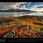 „Herbstlandschaft in Grönland.“ Farbige Moosflächen vor Bergen, Wolken und einem See mit Eisschollen.