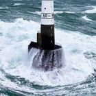 Leuchtturm Ar-Men im stürmischen Meer, brechende Wellen. Unten ein Kalender für Oktober mit hervorgehobenem Datum.