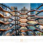 Kalenderansicht: Monat Oktober, Tage 1 bis 31, Start mit Sonntag. Struktur mit Treppen und Menschen, moderne Architektur.