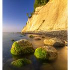 09 März. Montag 01, Dienstag 02, Mittwoch 03, Donnerstag 04, Freitag 05, Samstag 06, Sonntag 07.  
Küstenansicht mit grünen Felsen.