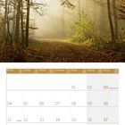 Kalenderseite für Oktober 2027. Illustration eines herbstlichen Waldwegs im Sonnenlicht mit fallenden Blättern.