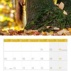 Kalenderblatt für Oktober 2027 mit Feiertagen: Tag der Deutschen Einheit. Eichhörnchen an einem Baum im Park.