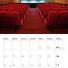 Kalender für Oktober 2027. Im Hintergrund ein prunkvoller Theater-Saal mit roten Sitzen und goldenen Verzierungen.