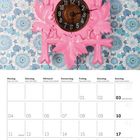 Kalendarseite: Oktober 2027. Oben rosa Kuckucksuhr, Hintergrund mit blauen Blumen. Feiertage markiert.