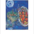 Illustration von Marc Chagall. Korb mit Früchten, ein Teller mit Obst und Blumen; blauer Hintergrund und halbmondförmige Darstellung.