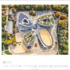 "Wilhelm-Hausenstein-Gymnasium | München, Deutschland | Architekt: Hieber Jehle Architektur | Foto: © Roland Halbe / FUTUR IMAGES"  
Kalenderblatt mit Oktober 2027 und Luftaufnahme moderner Gebäude mit begrünten Dächern in herbstlicher Umgebung.