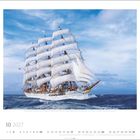 "Oktober 2027. Ein Segelschiff mit vollen weißen Segeln auf blauem Meer und Himmel. Unten Kalenderdaten für Oktober."