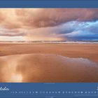 „Oktober 2027“ steht auf einem Kalenderblatt, darunter eine Strandlandschaft mit Wolken am Himmel.