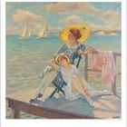 Gemälde: Zwei Frauen entspannen auf einem Steg am Meer. Eine hält einen Sonnenschirm. Segelboote im Hintergrund.