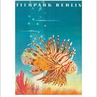 "TIERPARK BERLIN" steht oben in Großbuchstaben. Darunter schwimmt ein bunter Rotfeuerfisch in klarem Wasser mit Korallen.