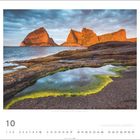 "10" und Kalendertage. Im Sonnenuntergang leuchtende Felsformationen am Meer mit einem Wasserbecken im Vordergrund.