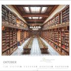 „Ohne Bücher auf der Welt wäre ich längst verzweifelt.“ - Arthur Schopenhauer. Bibliothek mit hohen Regalen und Tischen.