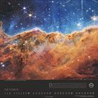 "Oktober" und Kalendertage. Text über menschliche Spezialisierung unter funkelnden Sternen in einer sternenreichen Wolke.