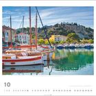"Hafen von Cassis | Cassis, Provence-Alpes-Côte d'Azur, Frankreich | Foto: © Raimund Linke." Boote im Hafen, Hügel dahinter.