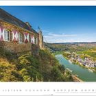 Burgruine Grevenburg, Traben-Trarbach, Rheinland Pfalz. Ein Haus mit bunten Fensterläden blickt auf Fluss und Dorf.