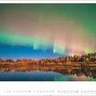 Oktoberkalender mit Nordlichter über einem See und herbstlichen Bäumen. Datum: 10. bis 31. mit Feiertagen.