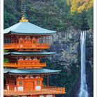 Kalenderblatt für Oktober; zeigt eine Pagode vor einem Wasserfall in einer bewaldeten Berglandschaft.