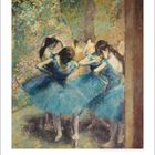 Kalenderseite, Monat 10. Impressionistisches Gemälde von vier Tänzerinnen in blauen Kleidern in einem von Blumen umgebenen Raum.