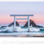 Ein Kalenderblatt für Oktober mit einem Torii-Tor im Meer, umgeben von Wellen vor einem rosa-blauen Himmel.