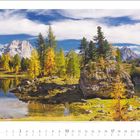 Kalenderseite mit der Aufschrift "10 2027". Herbstlandschaft mit einem Bergsee, bunten Bäumen und einem Haus.