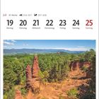 Kalenderwoche Juli: Montag 19 bis Sonntag 25; Ockerfelsen von Roussillon; grüne Wälder und rote Felsen.