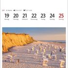 Kalenderseite: Juli, 29. Woche. Tage 19-25. Foto: Strandkörbe vor dem Roten Kliff bei Sonnenuntergang.