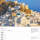 Juli 29. Woche. 19-25, Montag bis Sonntag. Chora auf Serifos, weiße Häuser auf Felsen, blaue Kuppel, Kirche Agios Konstantinos.