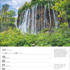 Juli-Kalenderblatt mit Wasserfall über grünem Wald. Zitat von Boris Pasternak über die Natur.