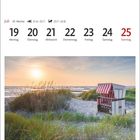 Kalender mit Juli-Daten. Strandkorb in Dünen auf Hiddensee, im Hintergrund Meer und Sonnenuntergang.