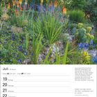 Juli, 29. Woche. Zitate über Farben und Blumen. Kalenderblatt mit Gartenfoto voller bunter Blumen und einer Pflanzenvielfalt.