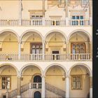 "Königliches Krakau", Beschreibung des Wawelschlosses und seiner historischen Bedeutung, Datum: Dienstag, 9. März. Elegante Arkaden.