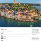 Juli 19. Woche. Krebs 21.6.-22.7., Löwe 23.7.-22.8. Eindruck von Rovinj mit Kirche, Altstadt und Küste in der Abendsonne.