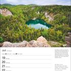 Kalenderseite für Juli, 29. Woche. Zitat von Edison: "Die Natur ist ein Verschwender...". Smaragdgrüner See, umgeben von Wald.