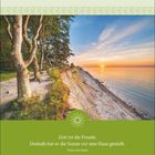 Zitat von Franz von Assisi über Freude und Sonne. Kalenderansicht für Mai mit Naturfoto von Küste bei Sonnenuntergang.