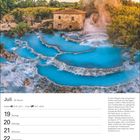 Juli, 29. Woche. 19-25. Juli mit Wochentagen. Natürliche, terrassenförmige Thermalbäder, dahinter ein Steinhaus.